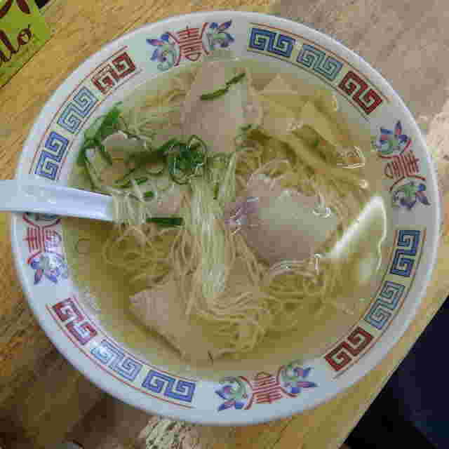澄み切ったスープに素麺のよに細い麺のラーメン