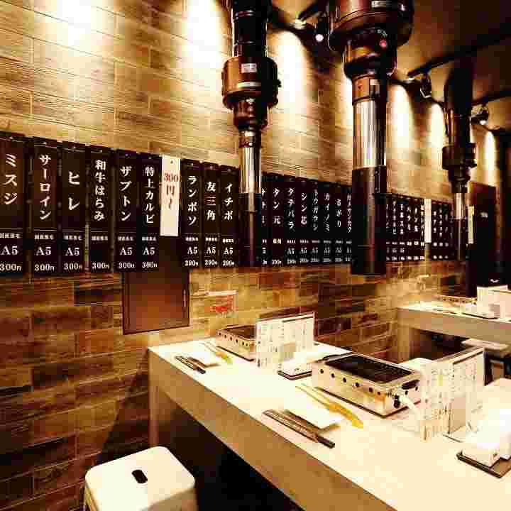 「やまと」の広々とした店内