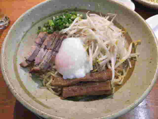笑店の細切りチャーシューがトッピングされたラーメン
