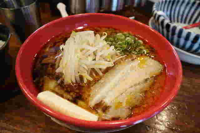 真っ赤などんぶりに盛られた若松の醤油ラーメン