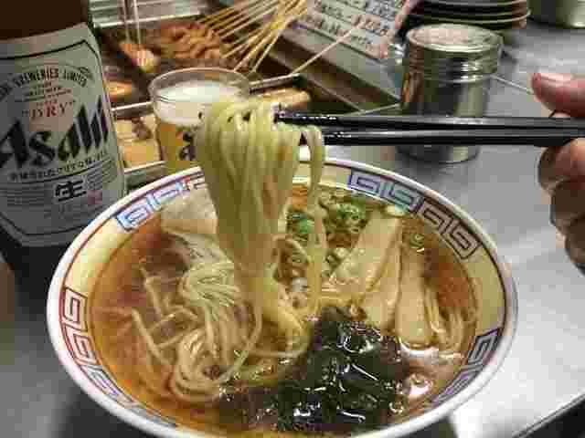 目の前にマーちゃんのおでんとラーメンとビール