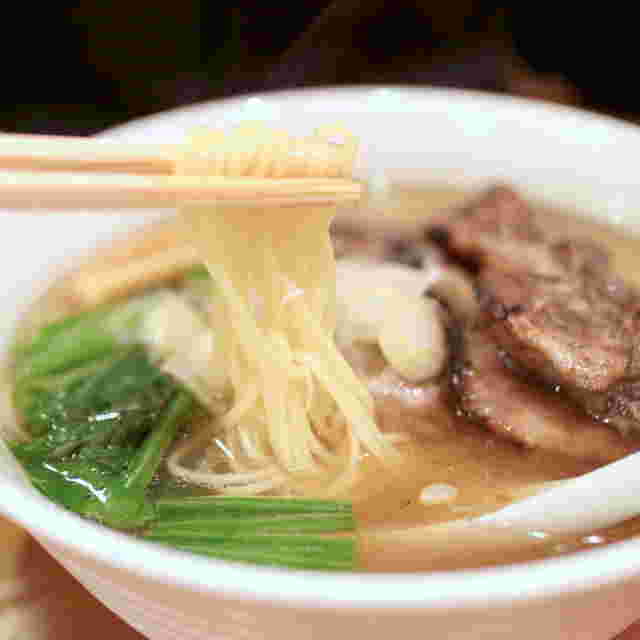 りょう花の主役の麺を箸で持ち上げた映像