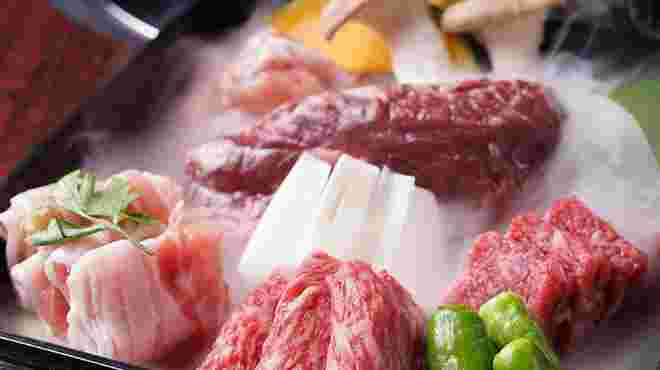 ドライアイスに包まれて登場するお肉たち