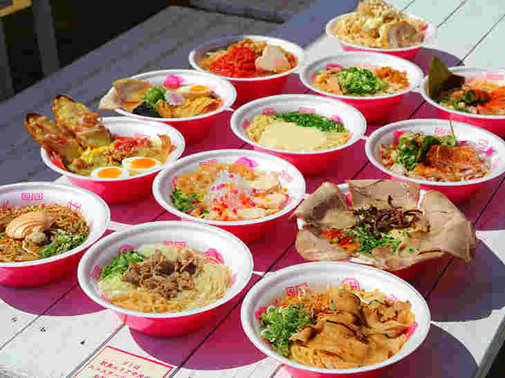 テーブルに多種多様なラーメンが並んでいる写真