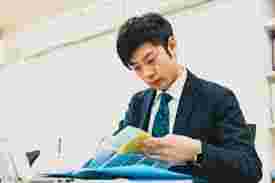 効率化をかんがえているビジネスマン