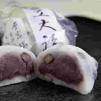 豆大福を割ったところ
