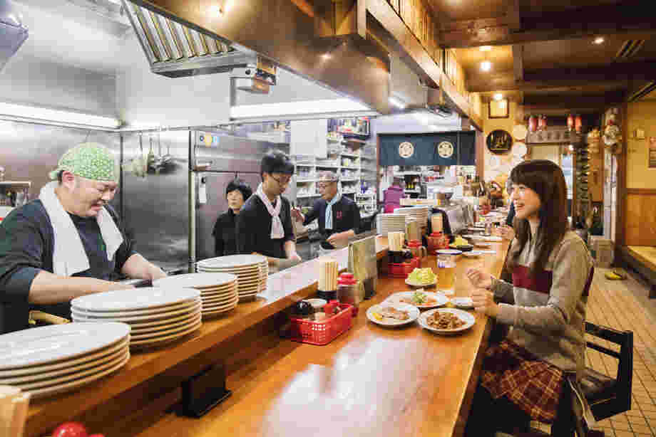 鉄板焼鳥店のカウンター席