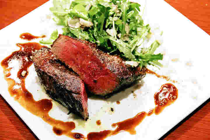 おしゃれにお皿に盛られた肉