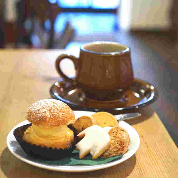 焼菓子セットとホットコーヒー