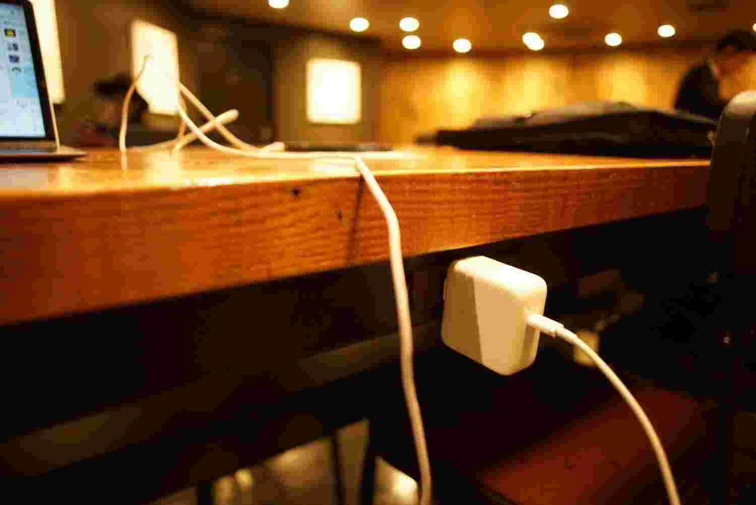 カウンター席に設置されているコンセントの電源