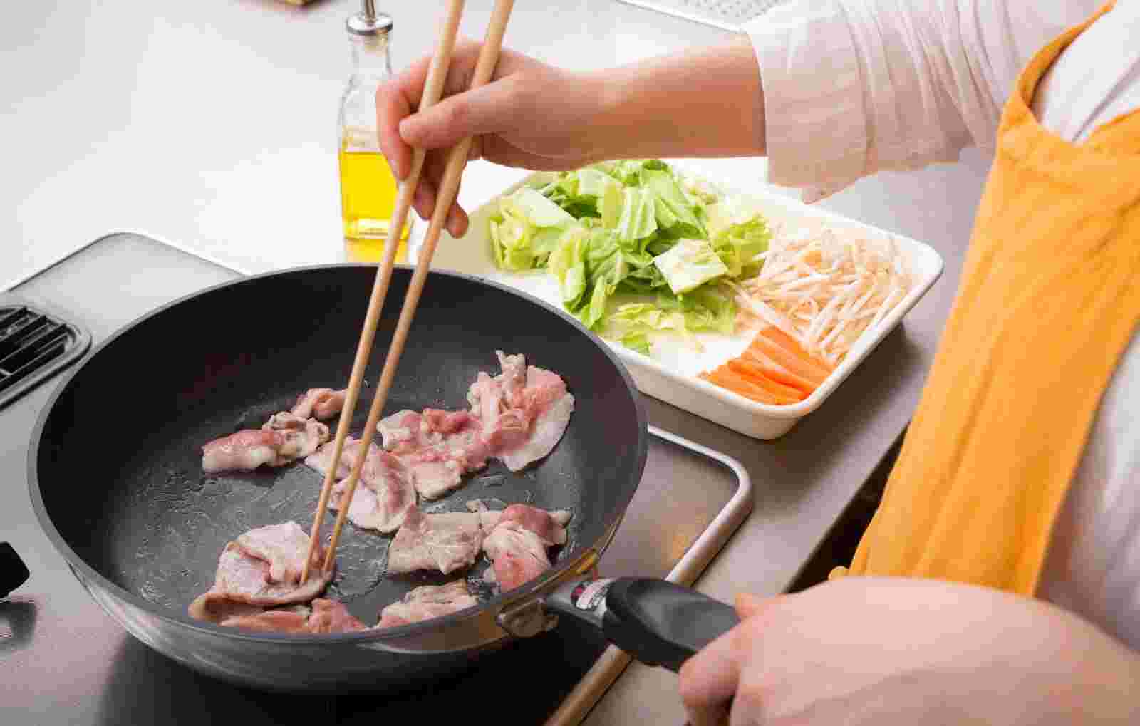 野菜炒めを調理中