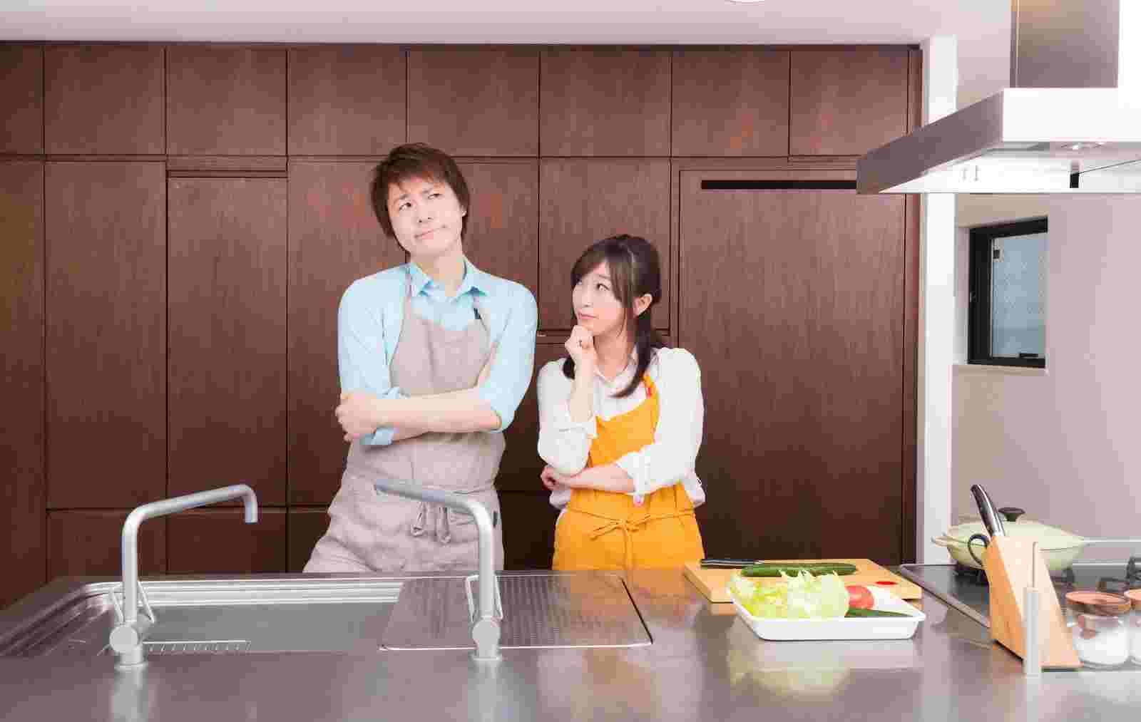 献立を考える夫婦
