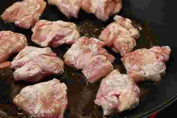 鶏肉をフライパンで焼く