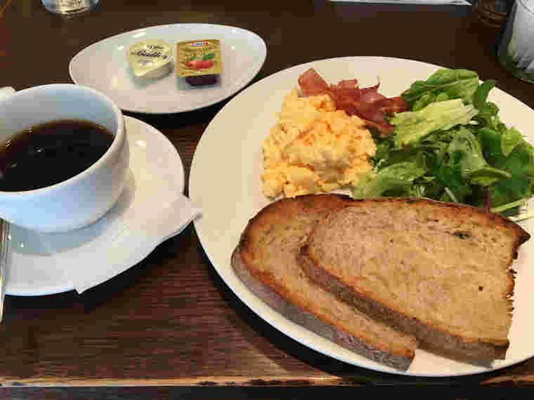 進々堂のモーニングスクランブルエッグ