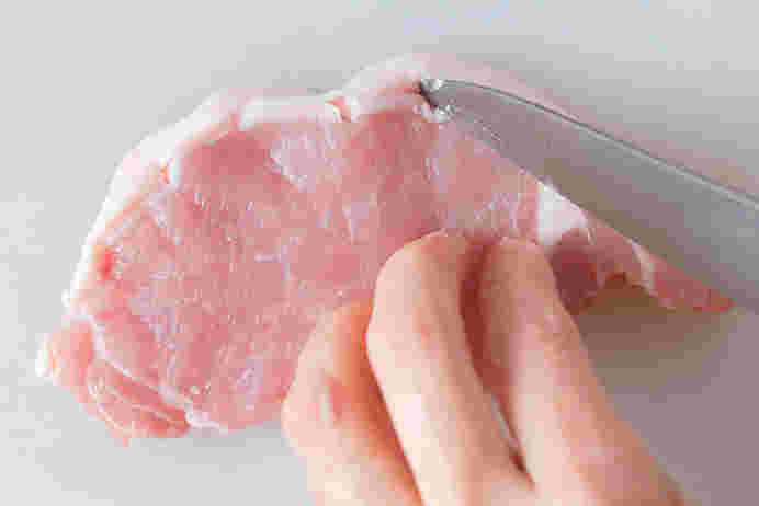 豚肉の筋切り