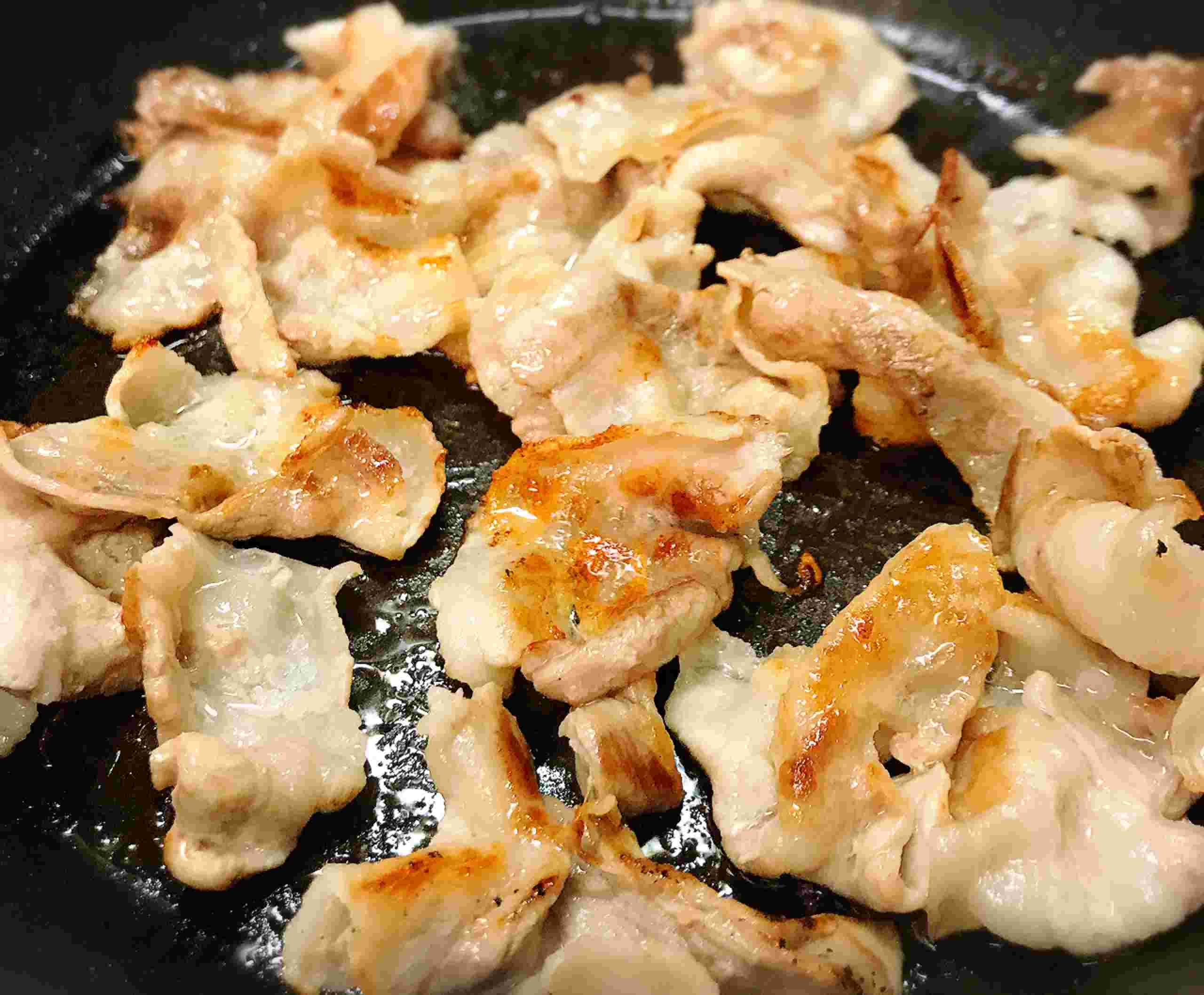 豚肉をこんがり焼く