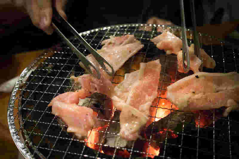 肉を炭火で焼く