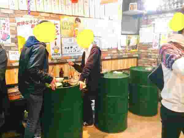 ドラム缶の上で立ち飲みする風景
