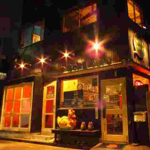 夜のカフェ