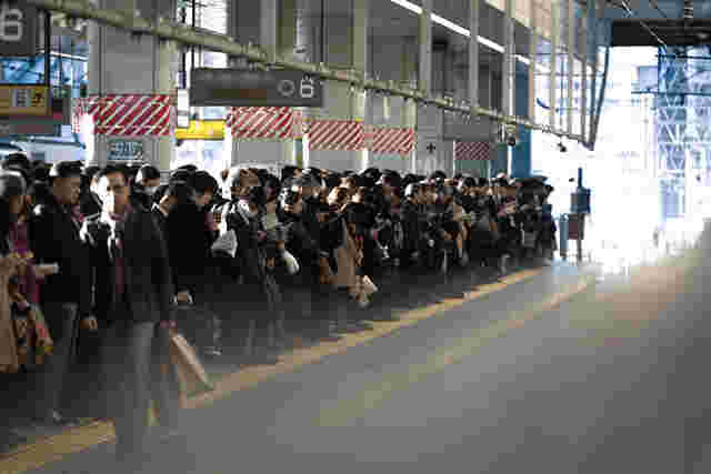 混雑する駅