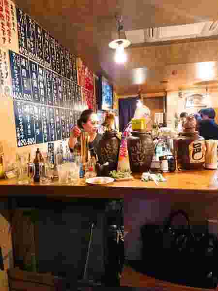 立ち飲みスタイルの居酒屋風景
