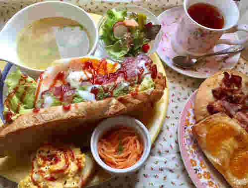 パンが乗ったランチプレート