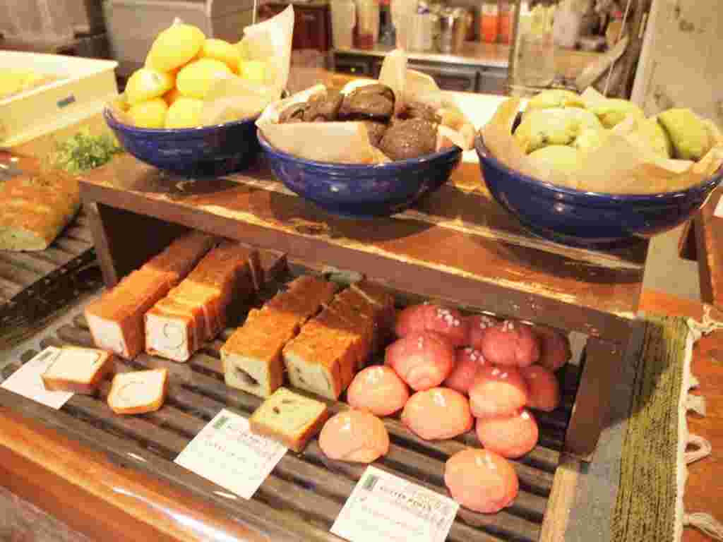 カラーズ　店内パンが並んでいる様子