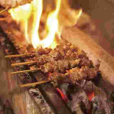 炭火で焼かれる焼き鳥