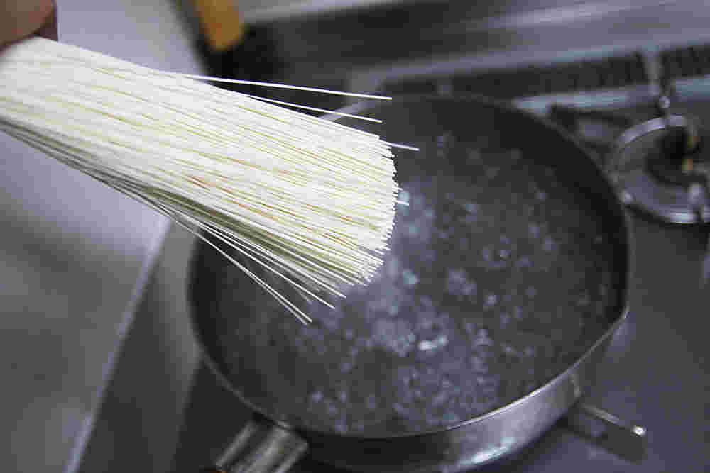 そうめんをゆでる