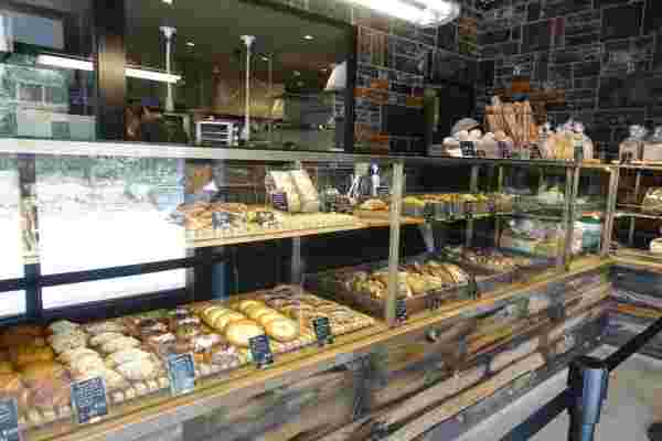 THA 　STANDARD　BAKERSのパンが並ぶ店内