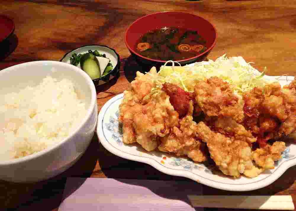 赤だしの付いたとり天定食