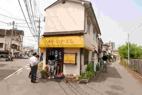 こじんまりとしており味のある外装の美味なかよし
