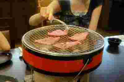 焼肉を焼く