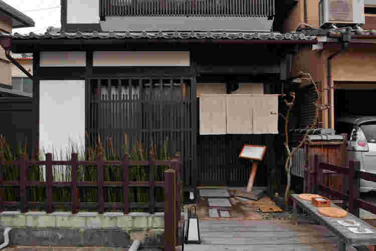 隆兵そばお店の外観