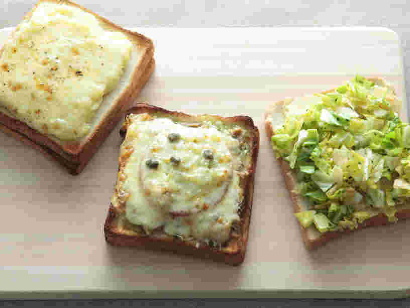 野菜やチーズがのった食パン