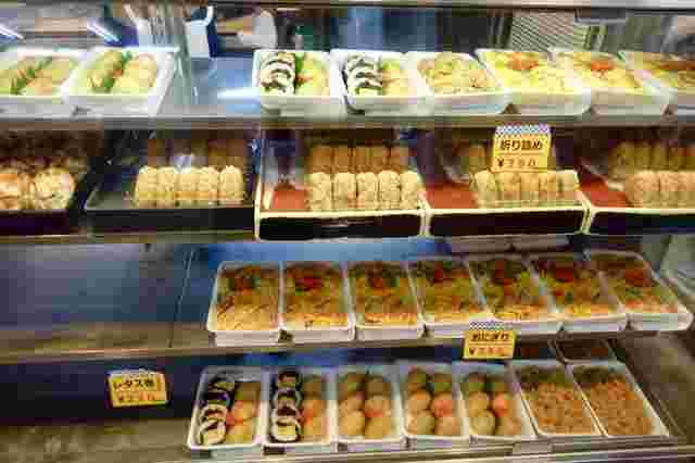 野田商店のお惣菜が並ぶショーケース