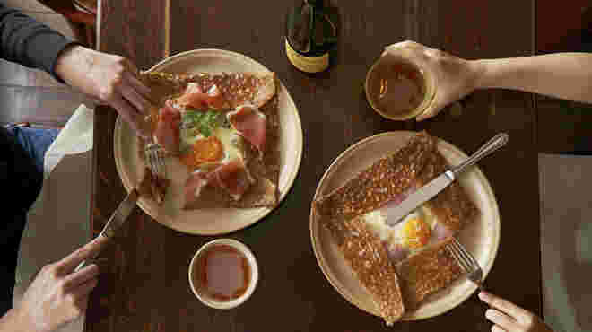 フランスの料理ガレットとシードル