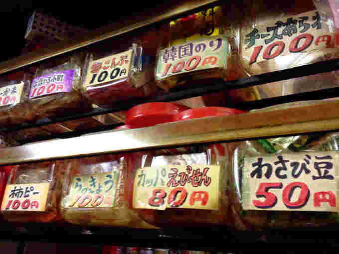 駄菓子のように棚に並べられたおつまみ