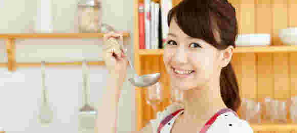 おたまを持つ女性