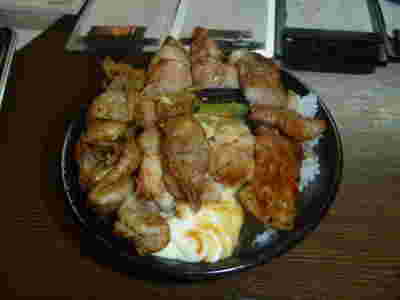 焼き鳥丼の串を外した様子