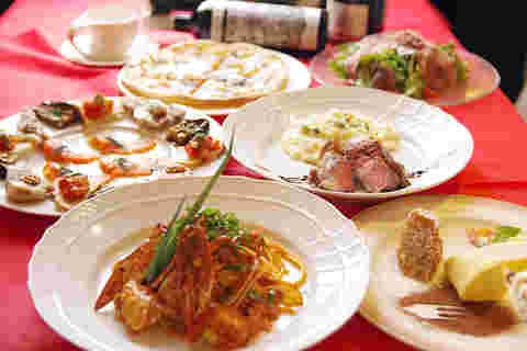 テーブルに並んだイタリア料理