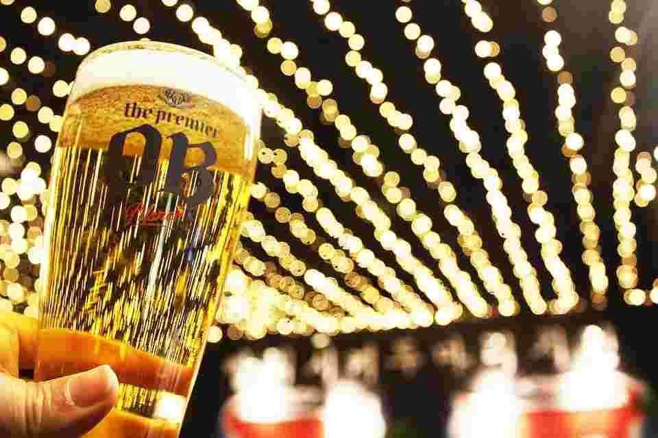 イルミネーションの中のビール