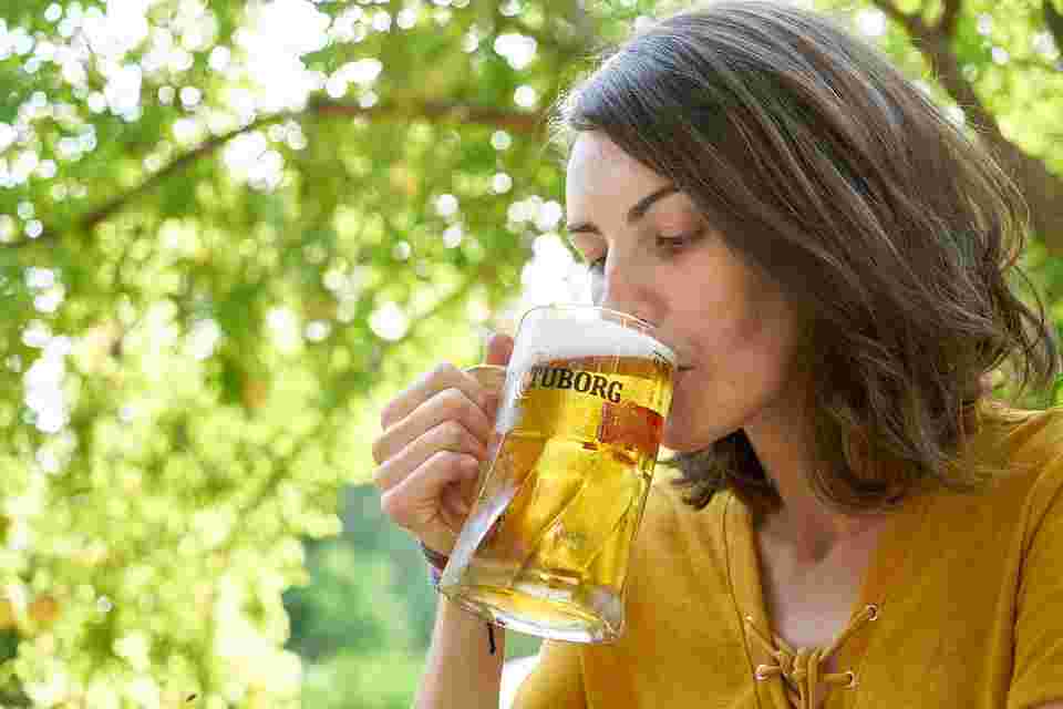 女性がビールを飲む姿