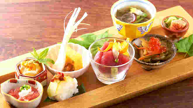 華やかな和食小鉢が並んでいる