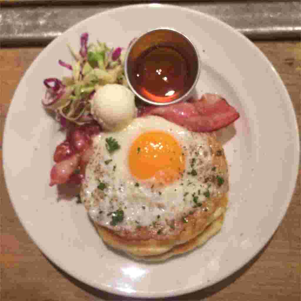 ベーコン＆エッグのパンケーキ