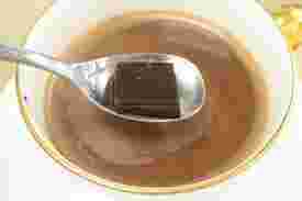 ミルクにチョコをスプーンでいれる場面