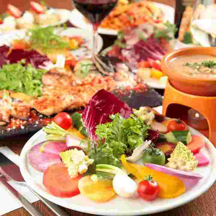 たくさんの料理が並んだコースメニューの例