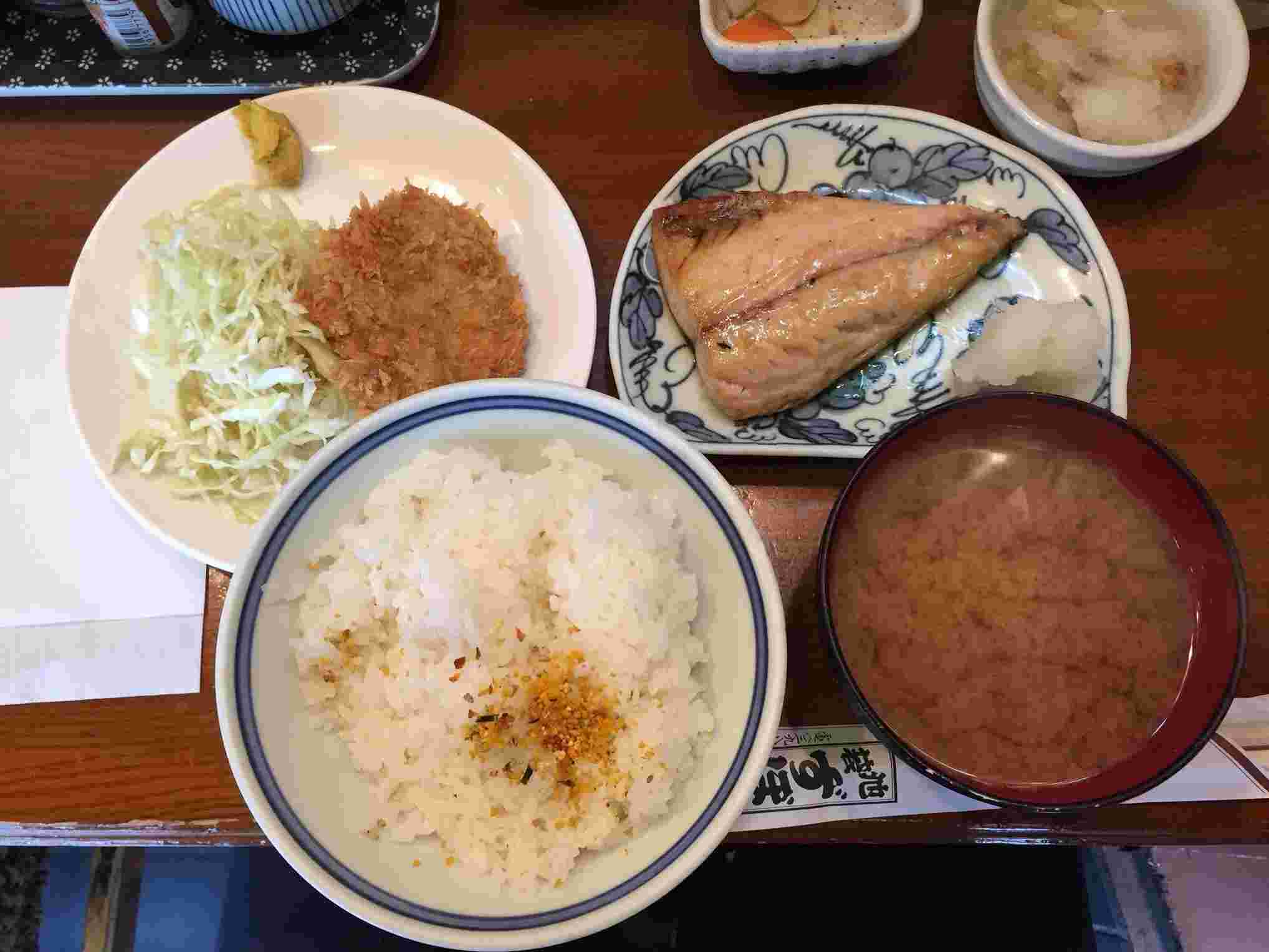 煮魚定食とメンチカツ