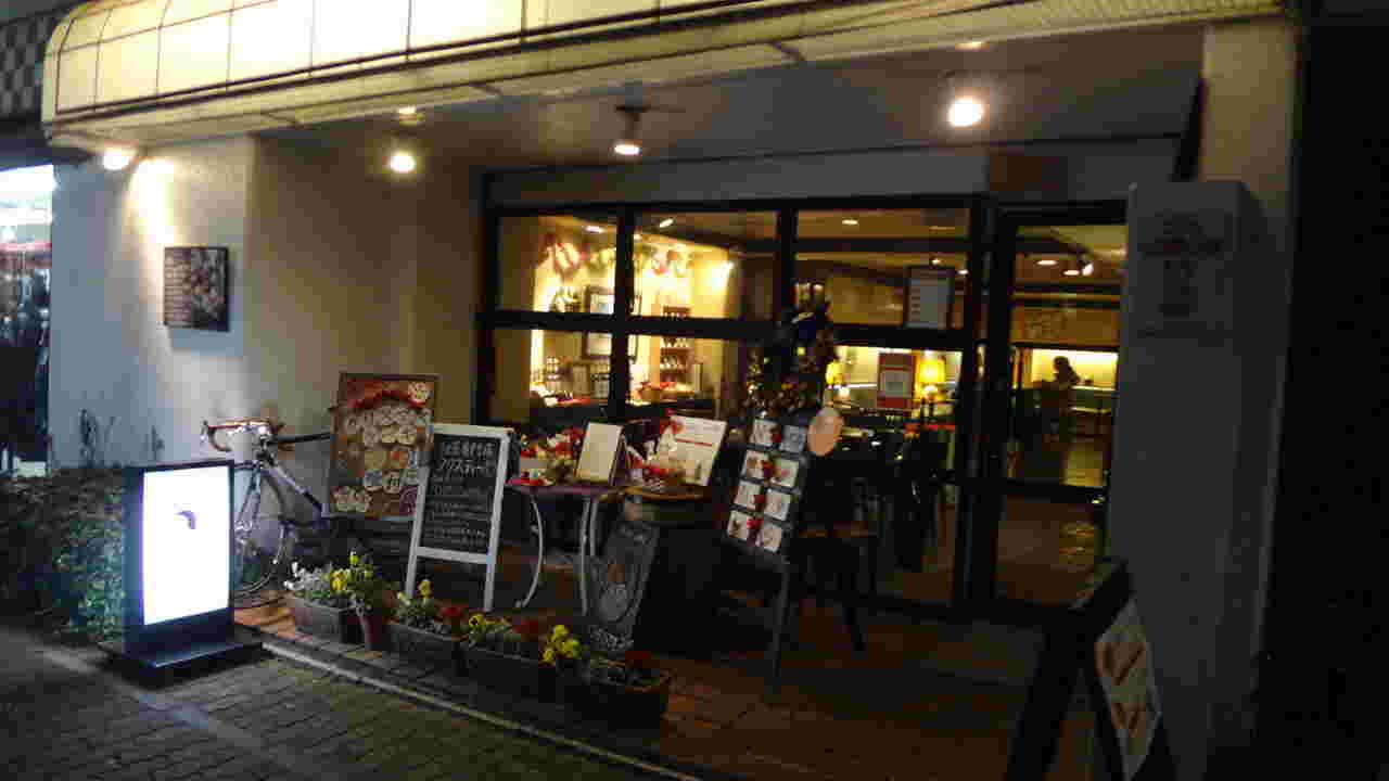 ひっそりと佇む原宿クリスティーの外側から見えるお店の灯り