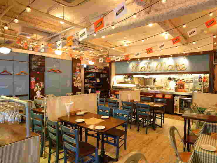 手前にテーブル席、奥にキッチンカウンターがある店内